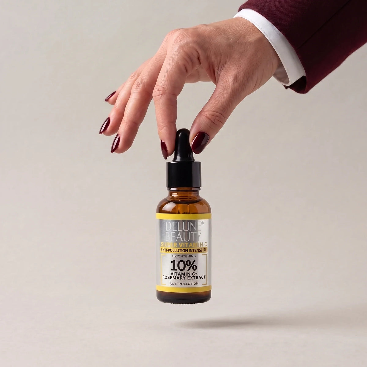 Hand lifting Delune Super Vitamin C Brightening Oil